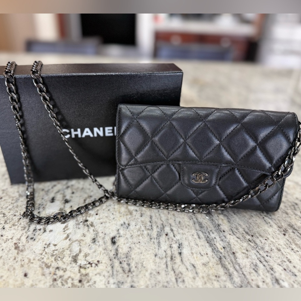 Chanel Quilted Lambskin Iconic Purse Wallet Clutch Quiet Luxury Flap Crossbody
